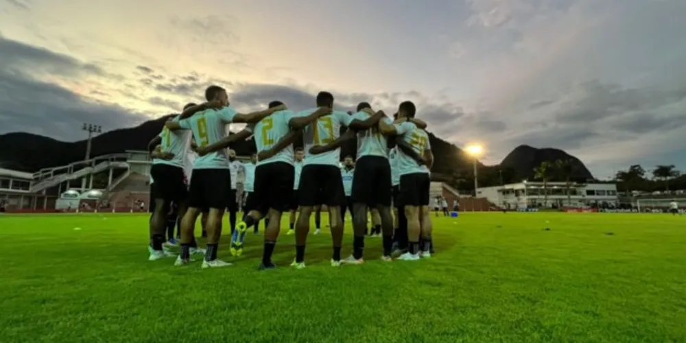 Time do Operário momentos antes da partida começar em Águia Branca, no Espírito Santo