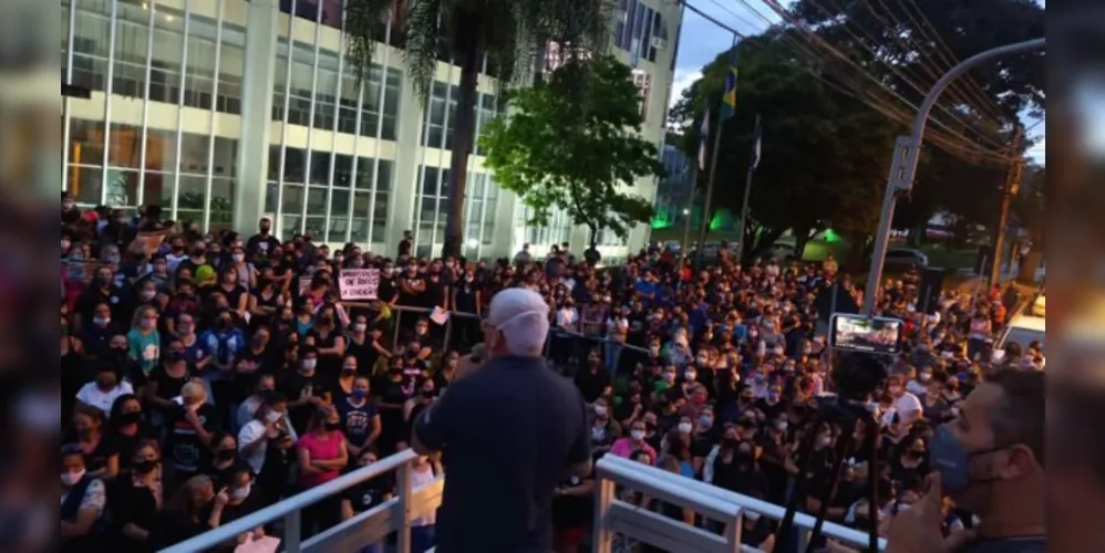 Servidores participaram de uma Assembleia, em frente da Prefeitura, na última quinta (3).