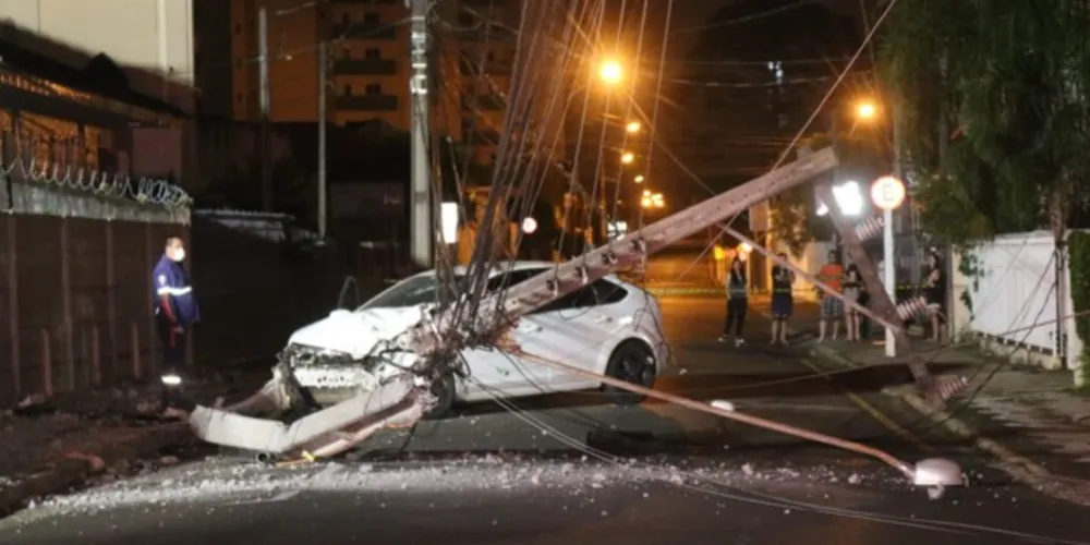 Motorista embriagado colide com poste no bairro Neves em Ponta Grossa