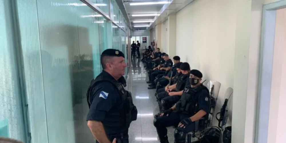 Na imagem feita pelo portal aRede, é possível ver mais de 15 guardas em um corredor