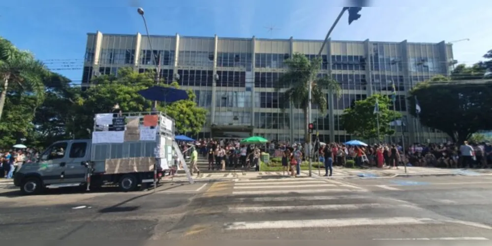 De acordo com o presidente do SindServ, mobilização nesta terça está ainda maior do que no dia anterior