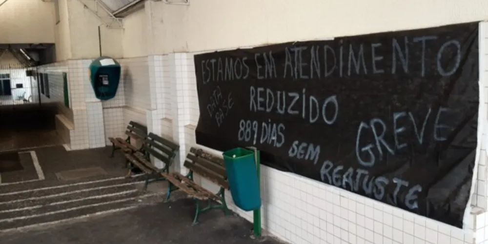 Pronto Socorro está com faixa, indicando greve e horário de atendimento reduzido