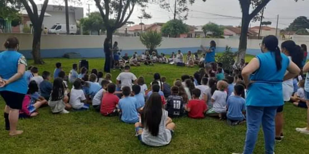 Ações foram realizadas em sala, como a confecção dos poemas, e depois apresentados externamente na sala