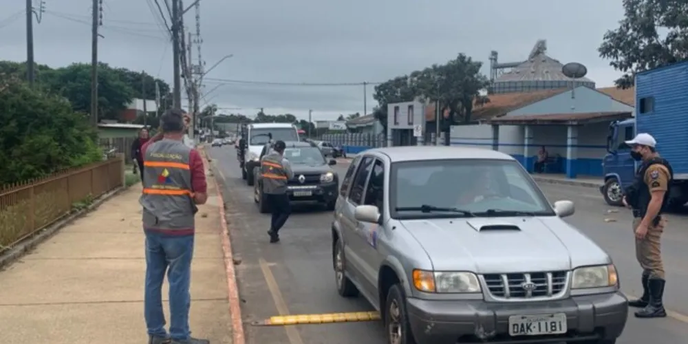 Operação fiscaliza mais de mil veículos em Carambeí