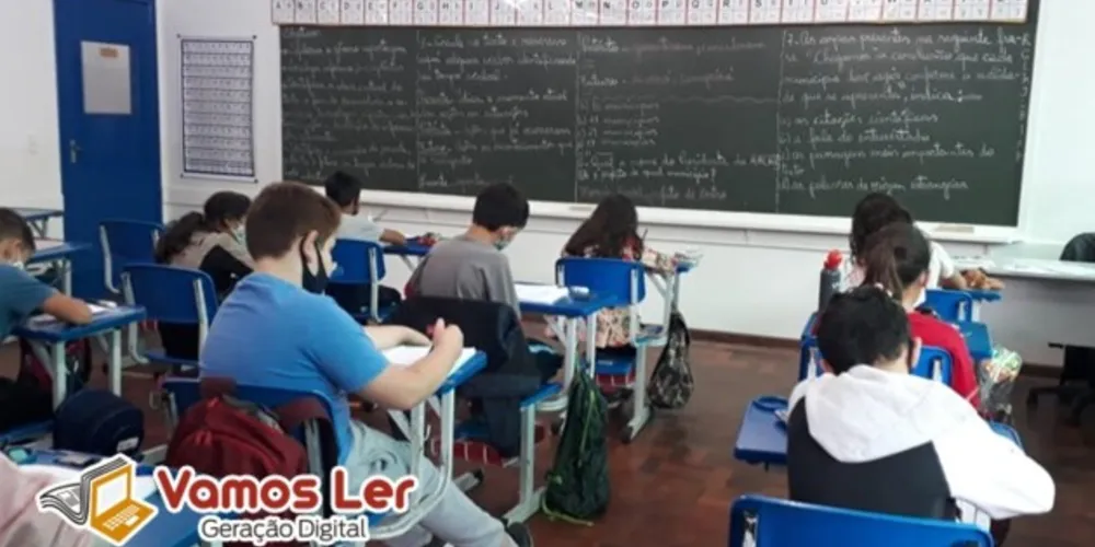 Alunos exploram textos de reportagem  e debatem sobre valorização do professor.