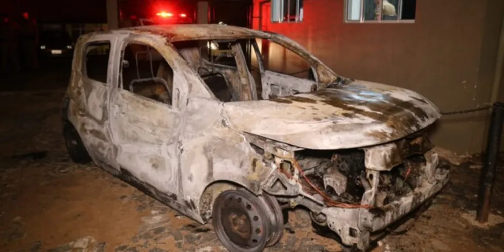 Fiat Mobi de cor branca foi incendiado na madrugada deste sábado (19)