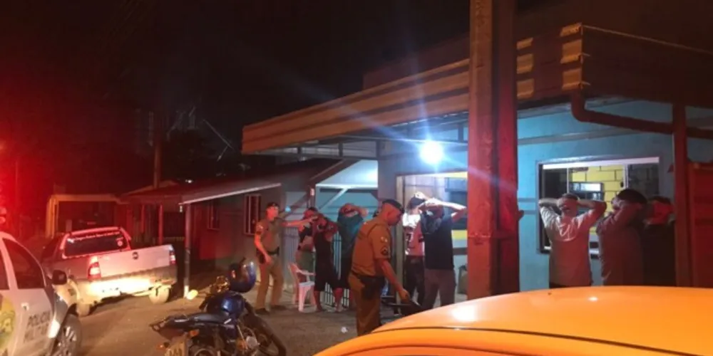 Policiais e fiscais da Vigilância Sanitária visitaram estabelecimentos comerciais