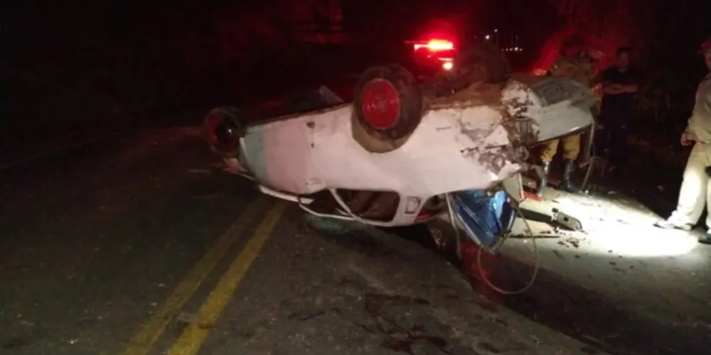 Homem morre em capotamento nos Campos Gerais