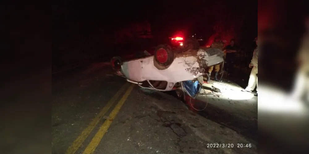 Homem morre em capotamento nos Campos Gerais