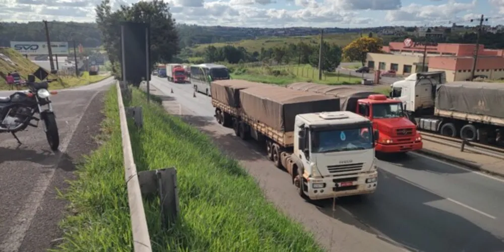 Caminhão falhou e parou em uma das faixas no sentido interior-capital