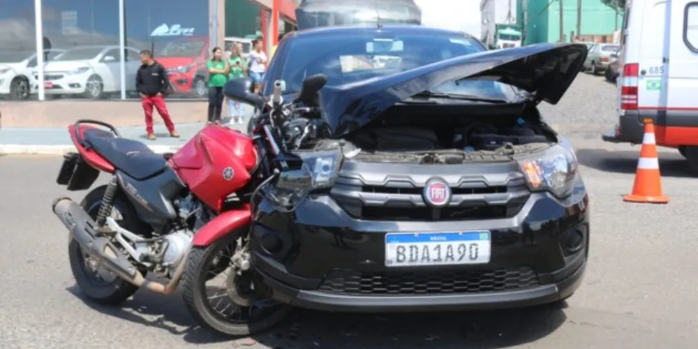 Batida envolveu uma motocicleta e um veículo Fiat Mobi na tarde desta terça-feira (22)