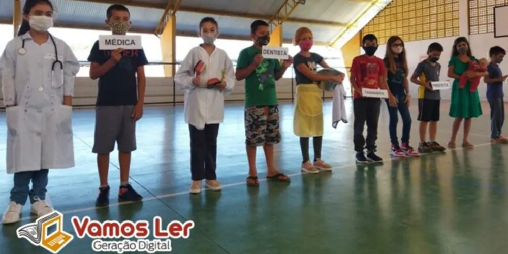 Estudantes fizeram os acrósticos, com objetivo de apresentar o gênero textual aos demais falando sobre os direitos das mulheres