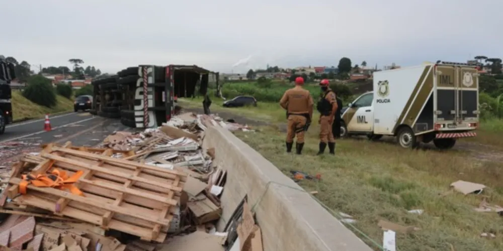 A mulher foi ejetada do caminhão e morreu no local do acidente.