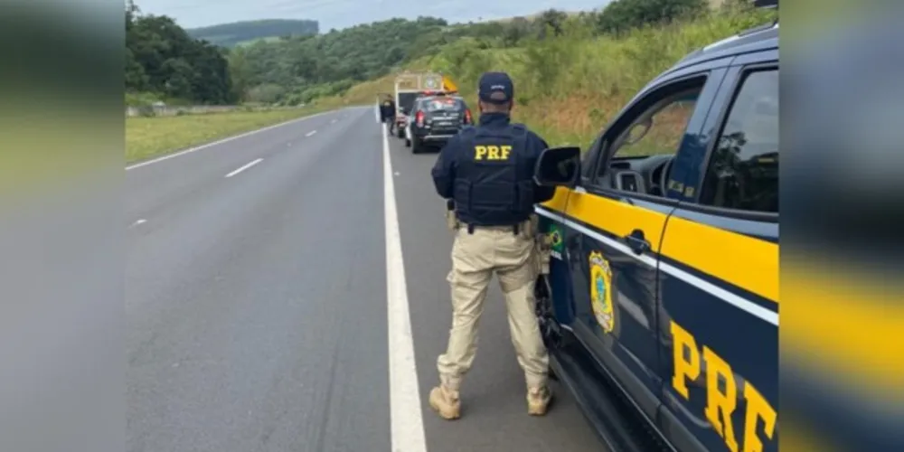 O corpo de homem, de aparentemente 35 anos, foi encontrado nas margens da BR-376 km 390, em Imbaú.