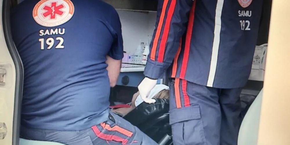 Mulher teve perfuração no abdômen e ferimento na cabeça.