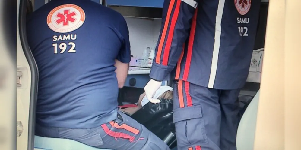 Mulher teve perfuração no abdômen e ferimento na cabeça.