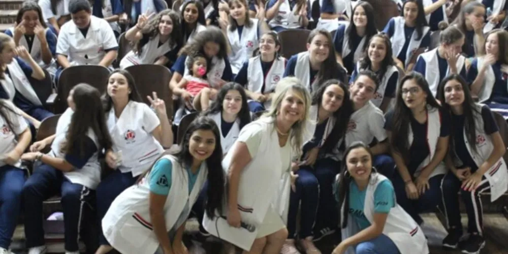 Curso de magistério realiza evento de entrega de jaleco