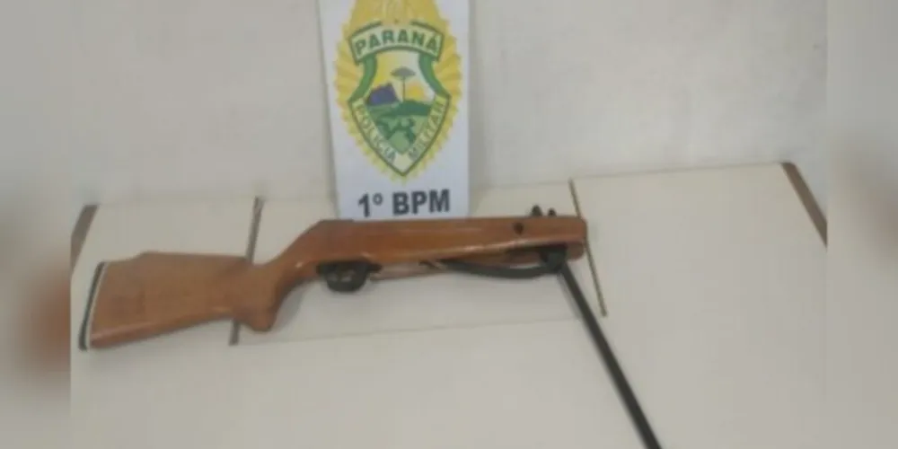 O suspeito foi encontrado ao lado de uma espingarda de pressão calibre 4.5, sem marca e numeração.