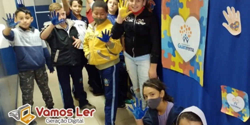 Alunos pesquisaram frases de conscientização do autismo e fixaram cartazes no painel da escola