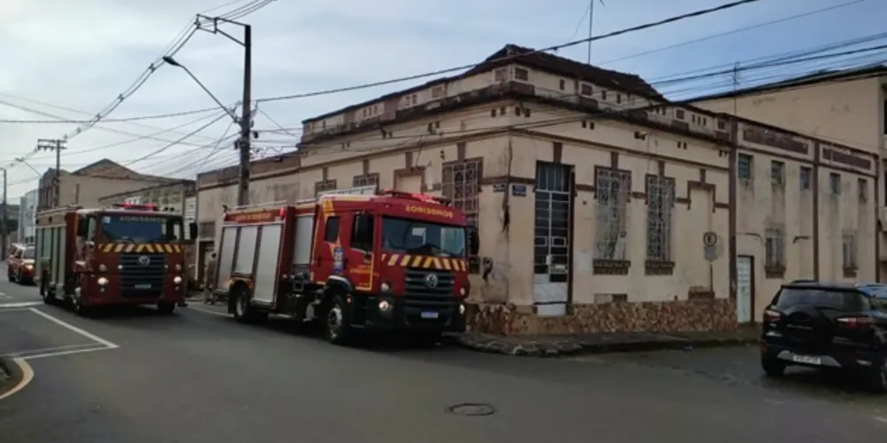 Os bombeiros controlaram as chamas no imóvel situado entre as ruas Fernandes Pinheiro, e Tenente Pinto Duarte.