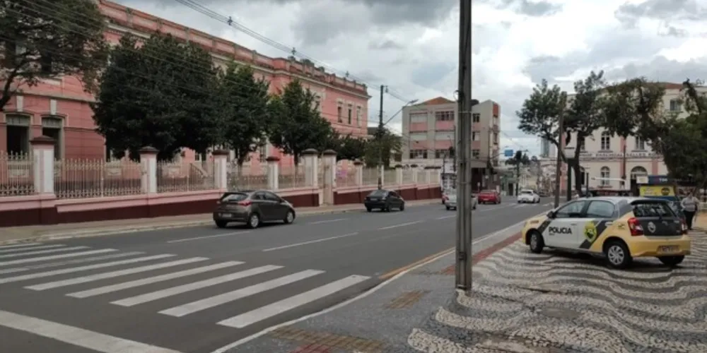 Viatura do Batalhão da Polícia Escolar Comunitária foi mantida em frente ao colégio nesta sexta-feira