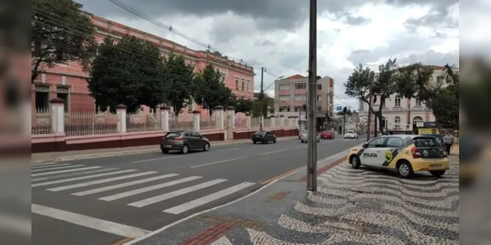 Viatura do Batalhão da Polícia Escolar Comunitária foi mantida em frente ao colégio nesta sexta-feira