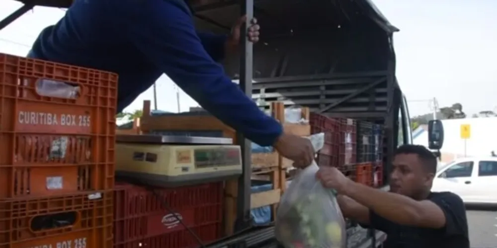 Iniciativa oferece a possibilidade de troca de lixo reciclável por frutas e verduras