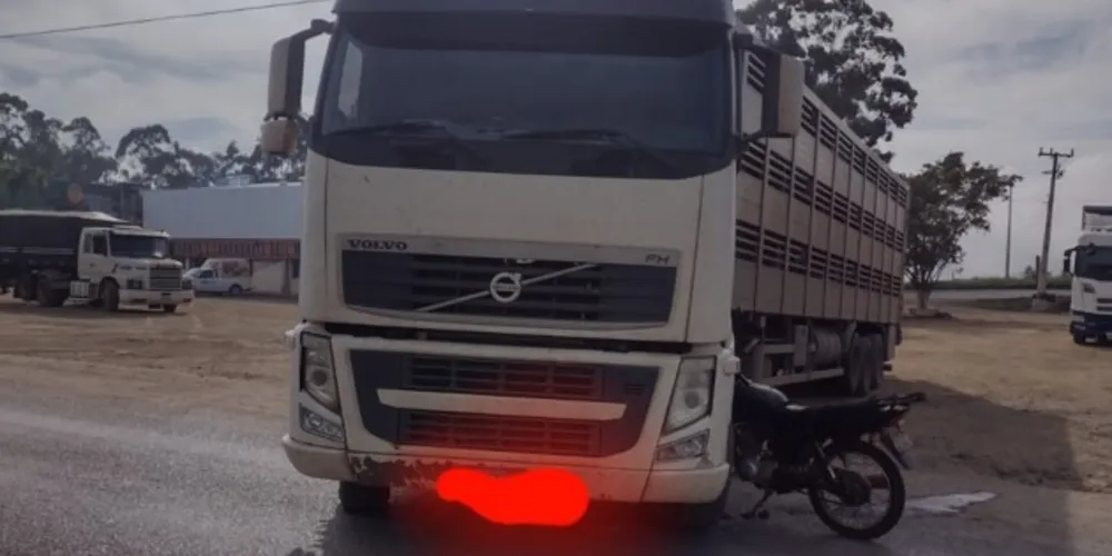 Acidente envolvendo um caminhão Volvo e uma moto Honda CG ocorreu em Ventania