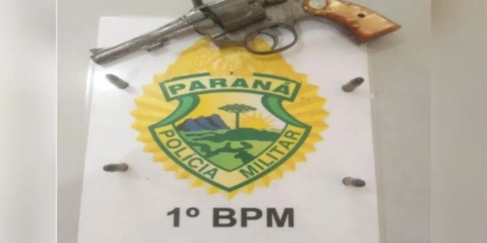 O revolver foi encontrado dentro do veículo