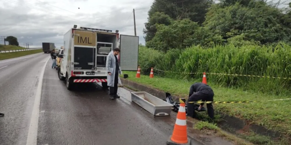 O corpo foi recolhido e lavado ao IML de Ponta Grossa.