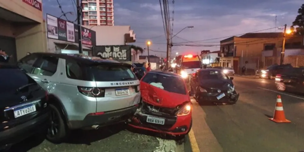 Colisão foi registrada na Avenida Visconde de Mauá, em Oficinas, na noite desta terça-feira (12)