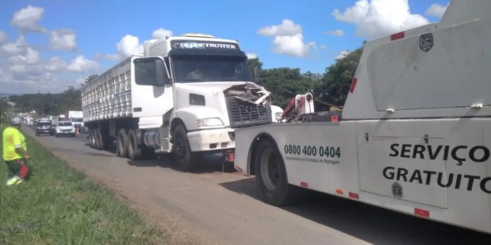 O caminhão foi removido e o fluxo normalizado posteriormente.