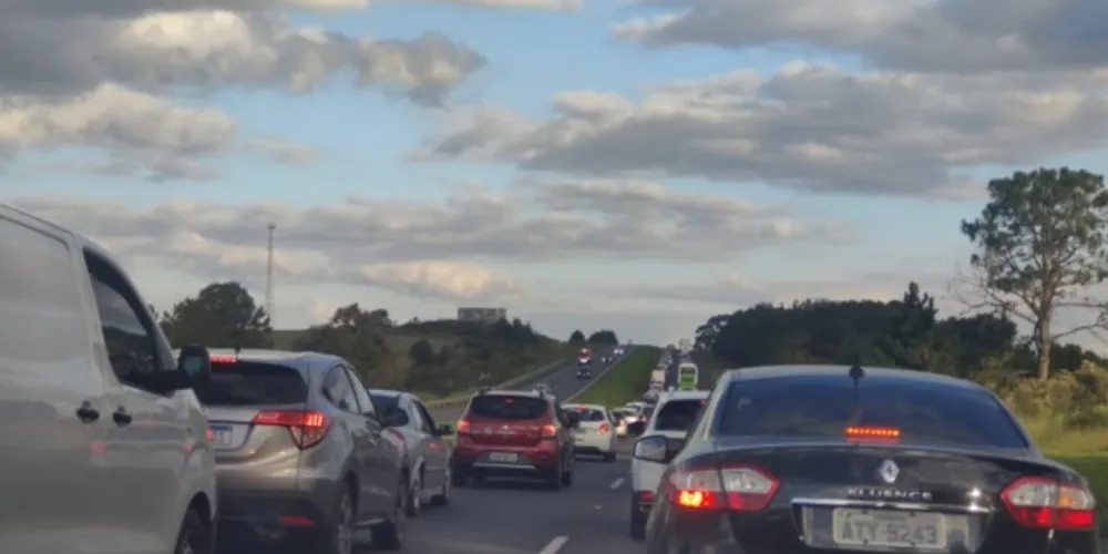 Trânsito segue lento no local