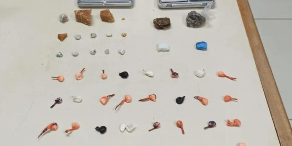 Droga foi encontrada dentro de uma caixa