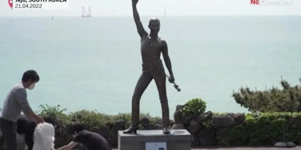 Com 117 centímetros, homenagem de empresário e fã fica instalada na ilha turística de Jeju