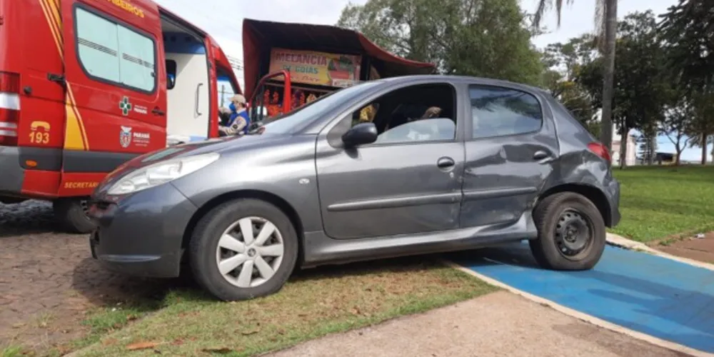 Acidente aconteceu por volta das 14h10 no cruzamento das ruas Souza Caldas e Luís Guimarães