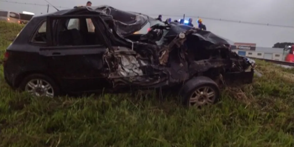 Carro foi destruído e motorista ficou em estado grave