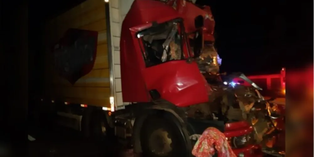 O acidente aconteceu na madrugada desta quinta-feira (24).