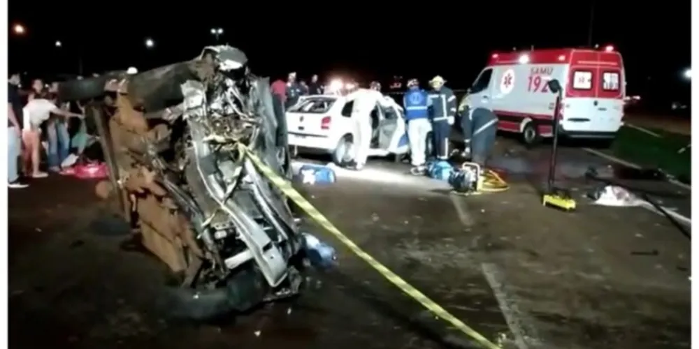 A colisão frontal foi tão violenta, que ambos os automóveis ficaram totalmente destruídos.