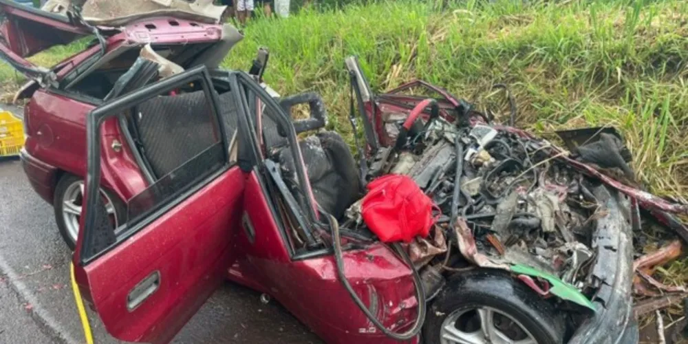 Existe a possibilidade de que o carro tenha aquaplanado e invadido a pista contrária