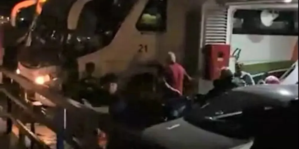 Na noite deste domingo (27), duas embarcações colidiram.