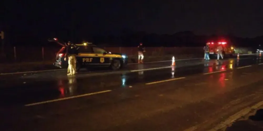 Um casal, de 60 e 43 anos, e uma criança, de 5, ficaram feridos após o carro em que estavam ser atingido por uma carreta.