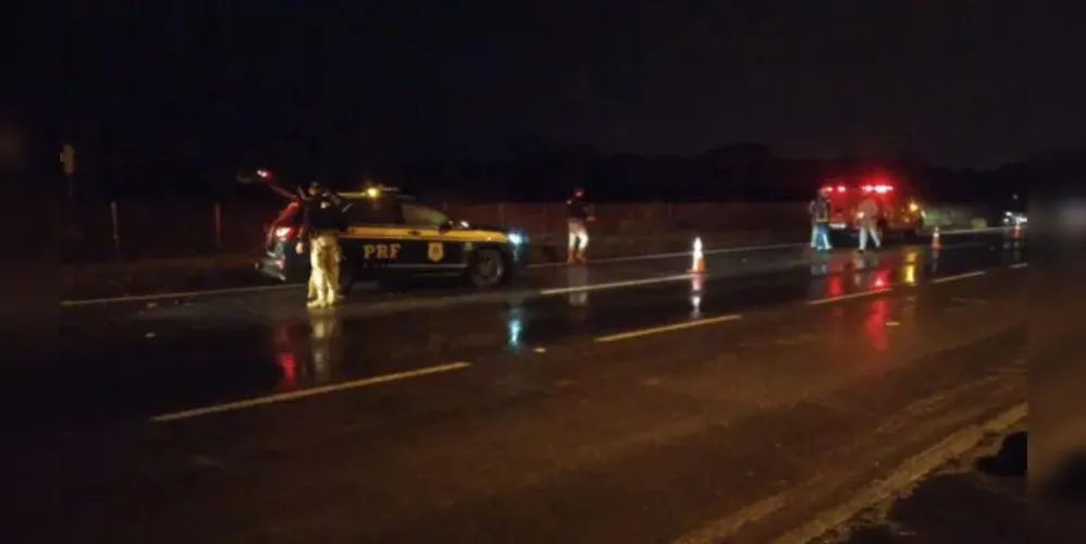 Um casal, de 60 e 43 anos, e uma criança, de 5, ficaram feridos após o carro em que estavam ser atingido por uma carreta.