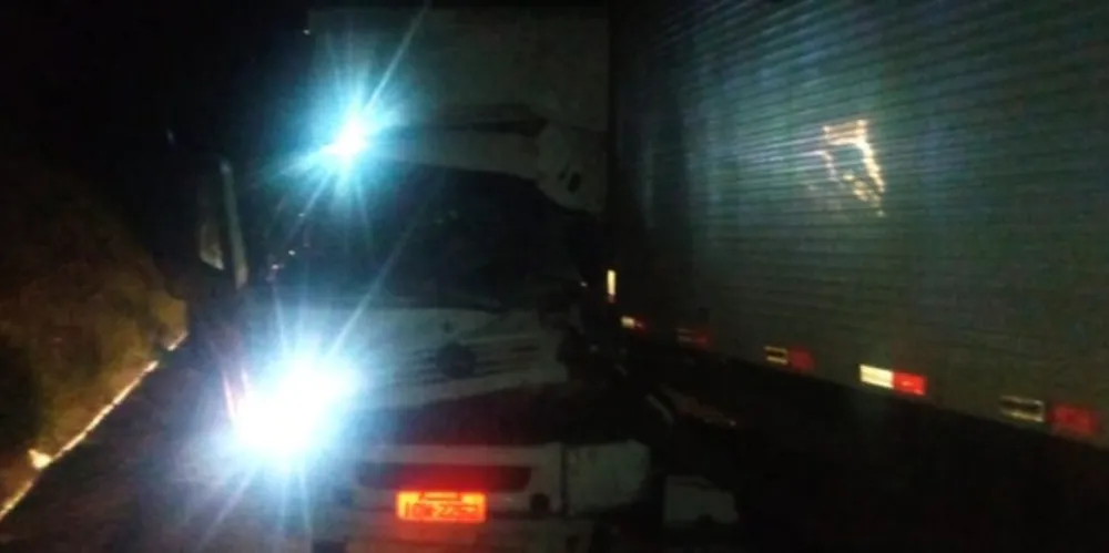 O motorista ficou preso nas ferragens por duas horas até conseguir ser resgatado.