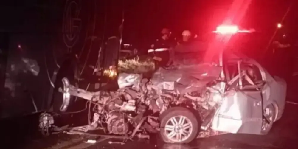 A mulher, os dois filhos e um homem morreram na hora