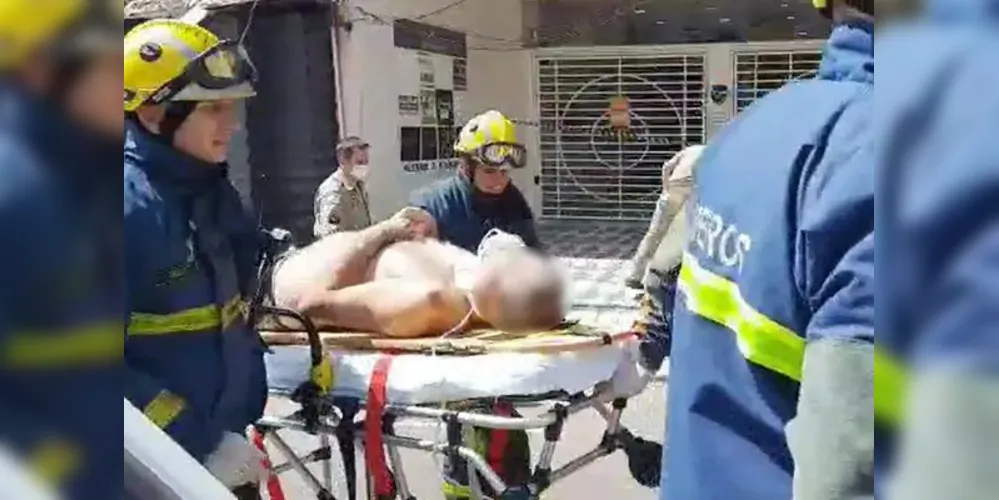 A vítima teve ferimentos graves no tórax, na cabeça e nas pernas.