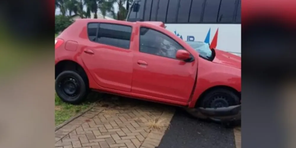 Um micro-ônibus bateu em dois veículos nesta manhã em Carambeí