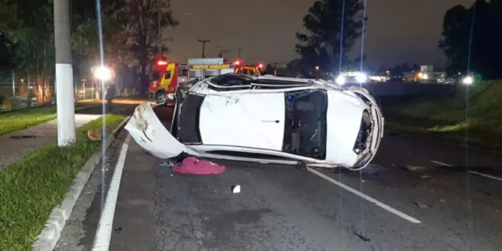 O veículo capotou diversas vezes e a jovem foi ejetada.