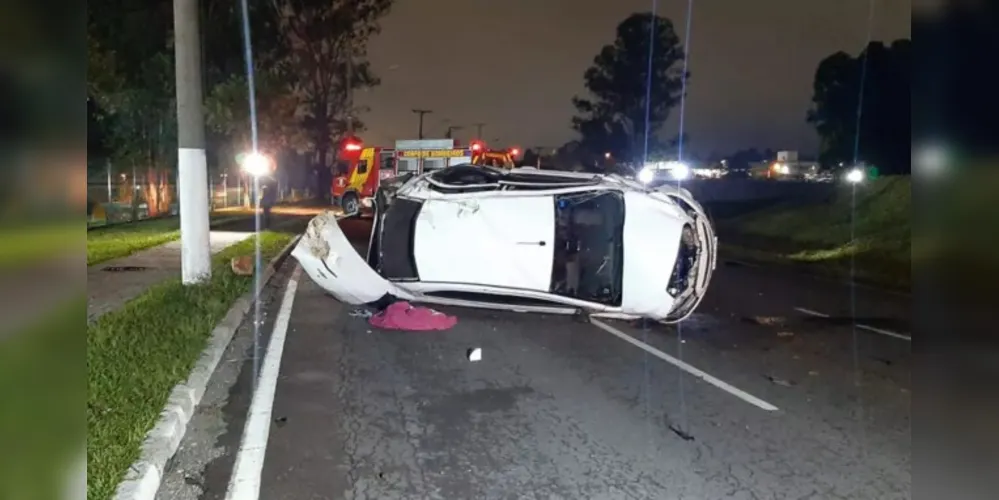 O veículo capotou diversas vezes e a jovem foi ejetada.