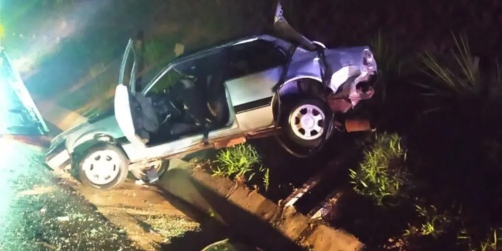 Passageira foi ejetada do veículo e morreu na hora. Motorista estava sob efeito de álcool.